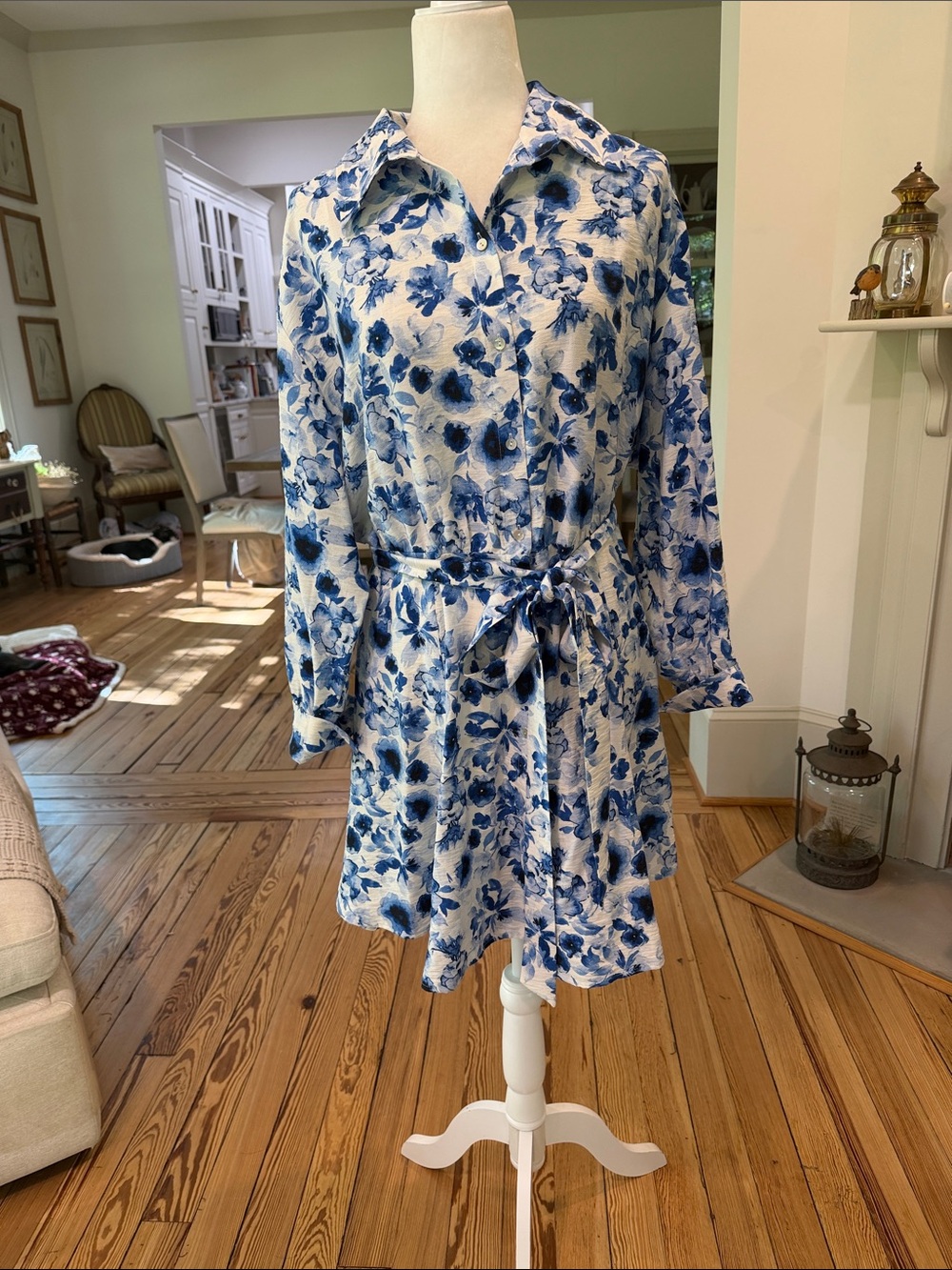 H&M white and blue floral tie-belt shirt dress.  Size Large